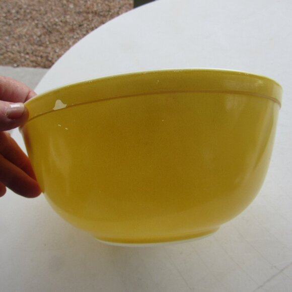 Large Yellow Pyrex Mixing Bowl Primary Color #403, 2.5 Qt - Picture 2 of 6